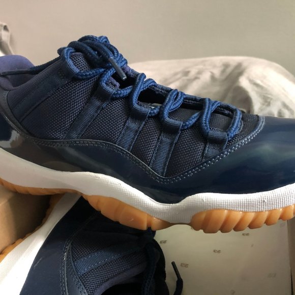 Jordan 11 Low "Navy Gum" Size 9 - Picture 3 of 4